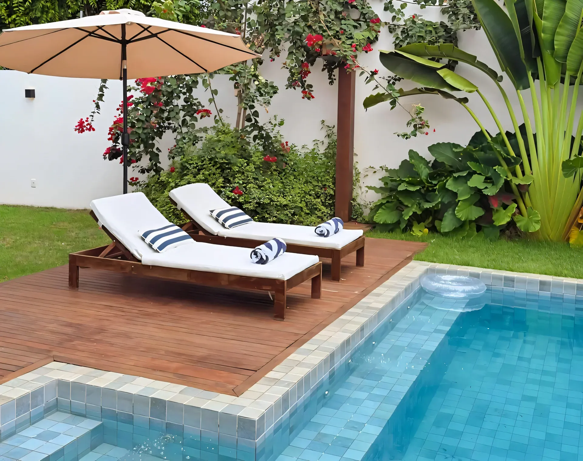 Deck com espreguiçadeiras