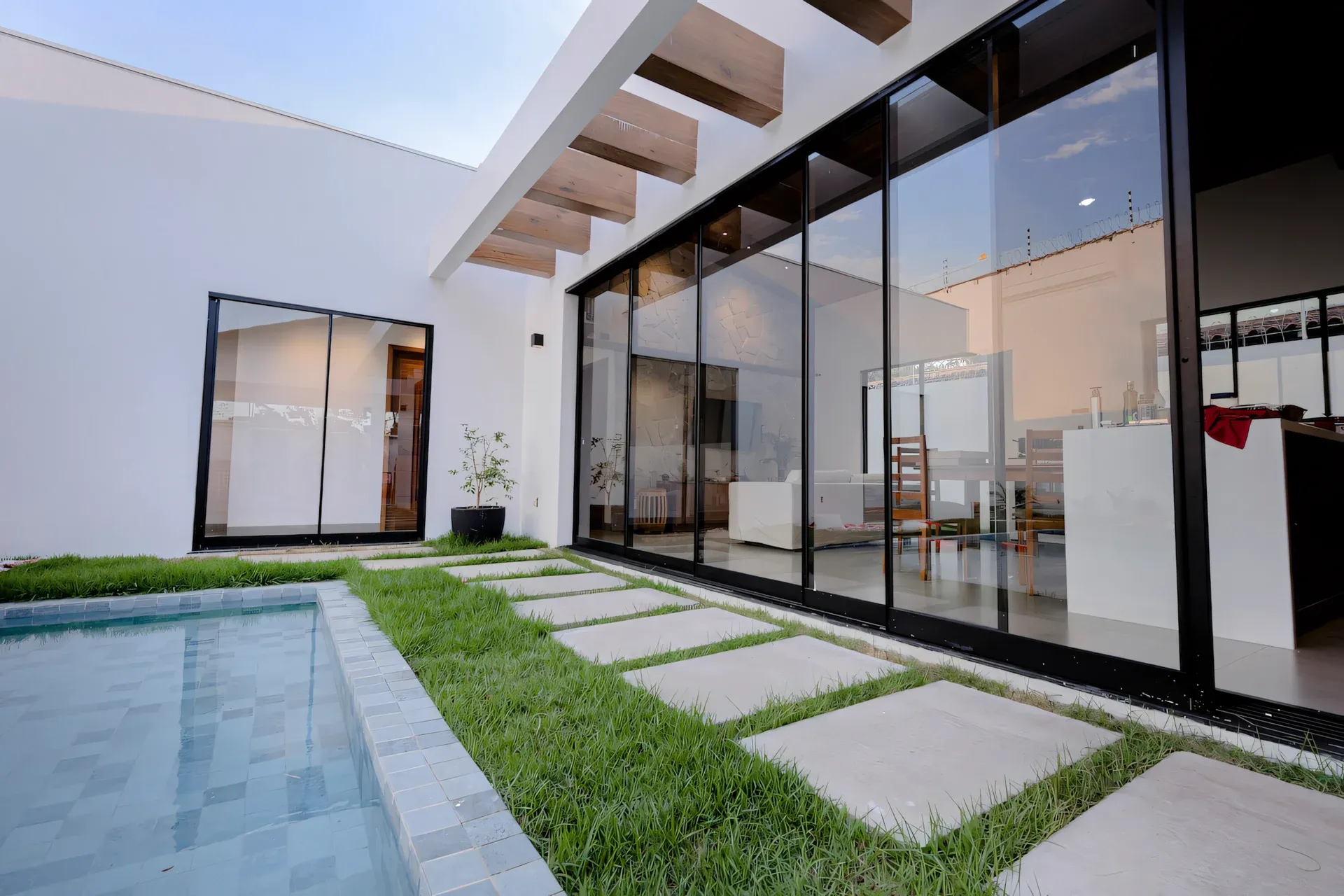 Jardim tropical com piscina da Casa Cocar em Alter do Chão