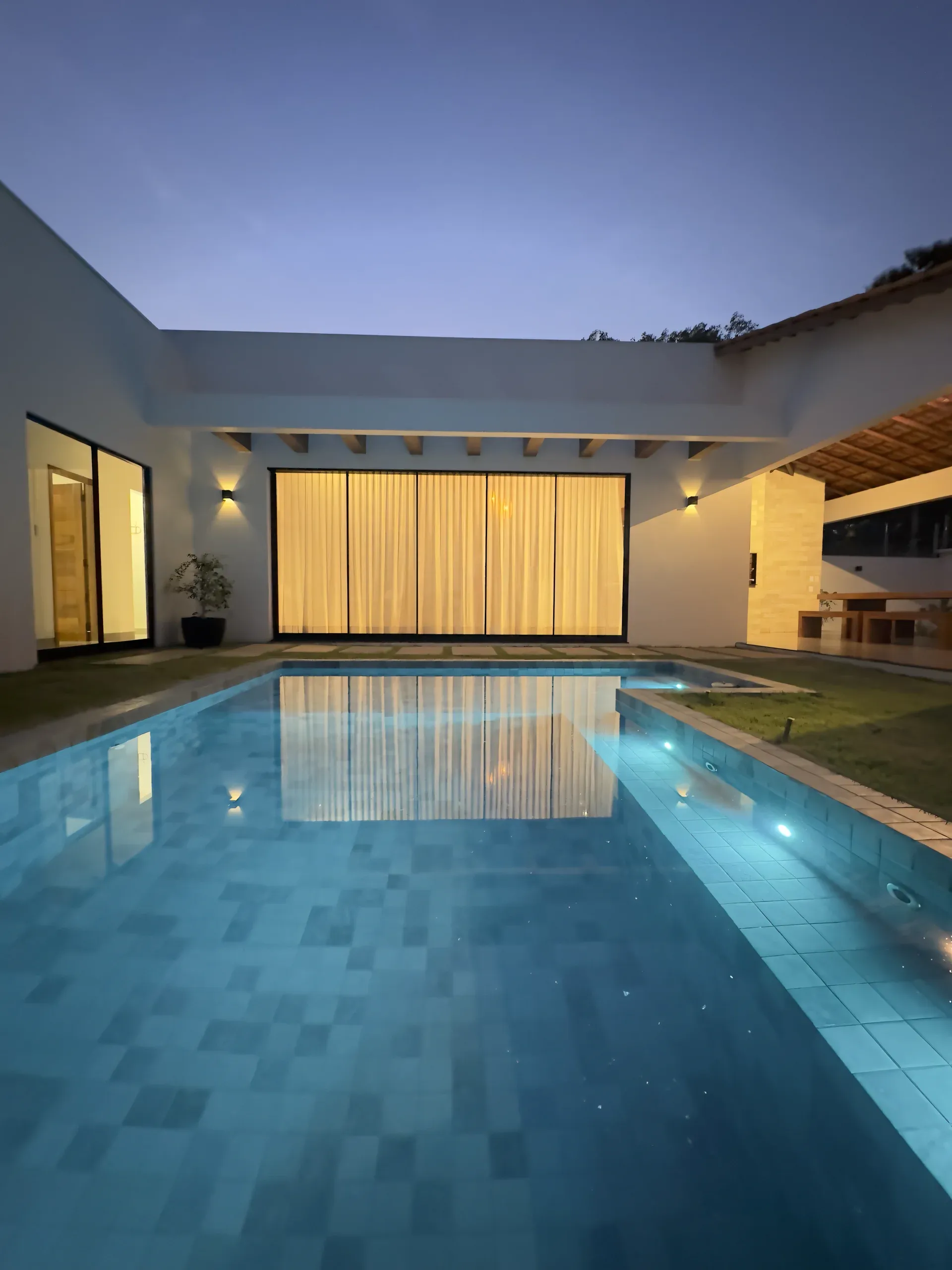 Piscina iluminada à noite