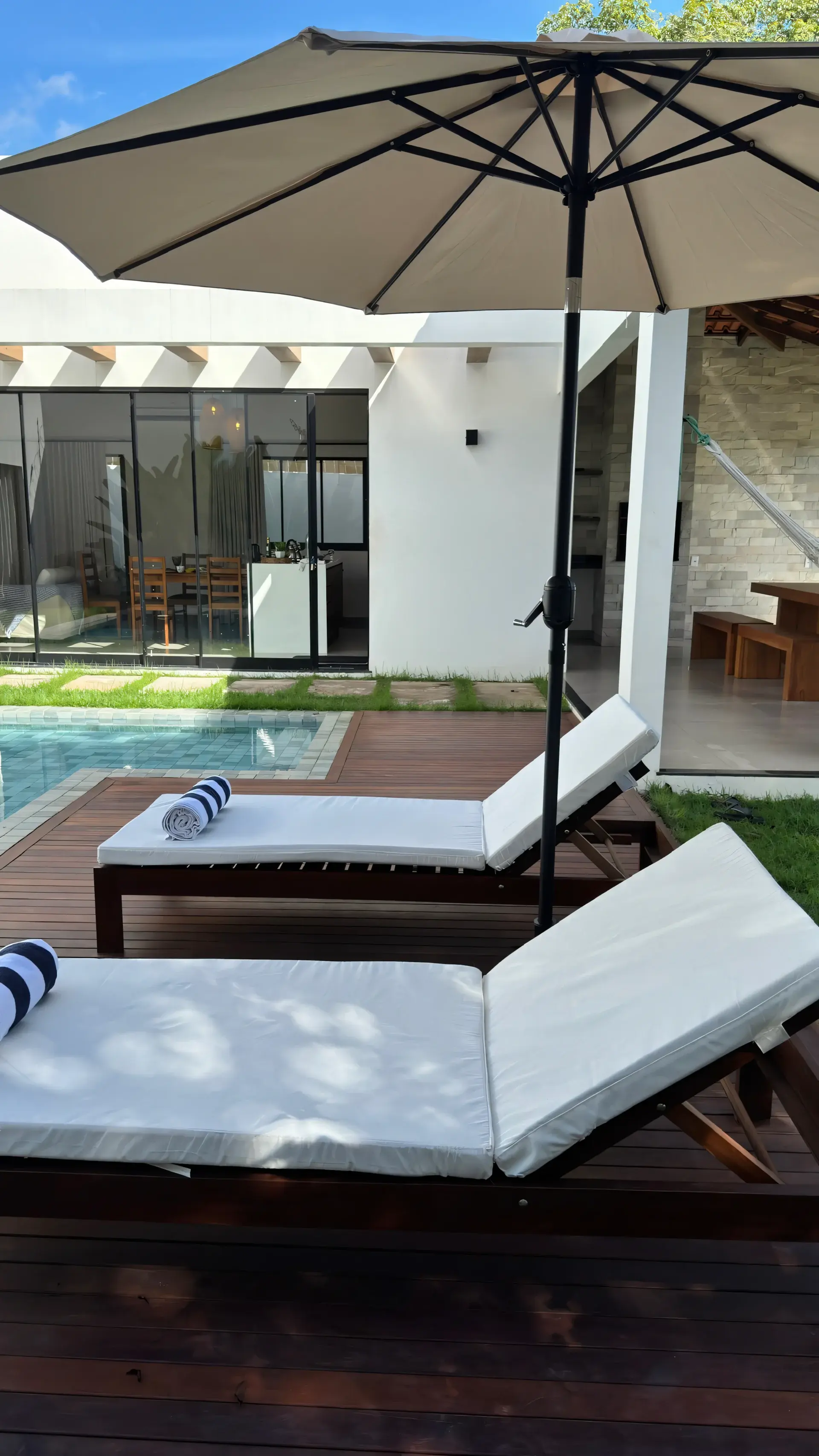 Vista panorâmica da piscina e casa